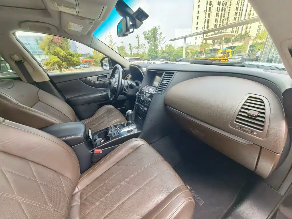 Infiniti QX70 — миниатюра 10
