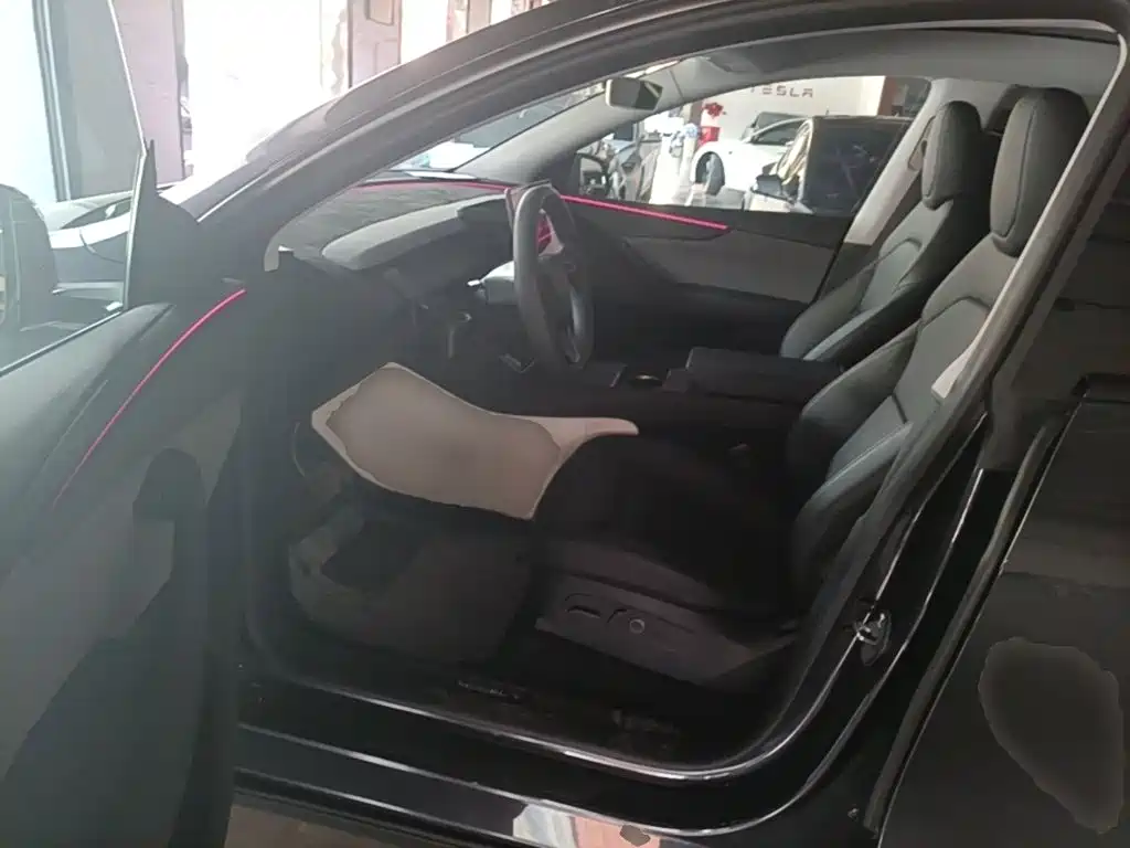 Tesla Model Y — миниатюра 15