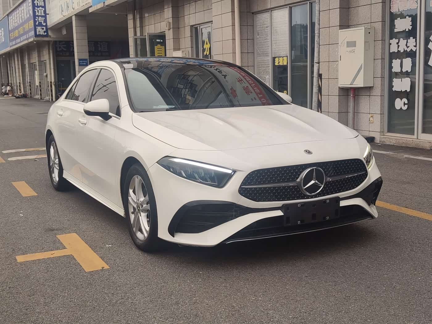 Mercedes-Benz A-Class 1.3 л 2024 г. Белый, пробег 40000 км