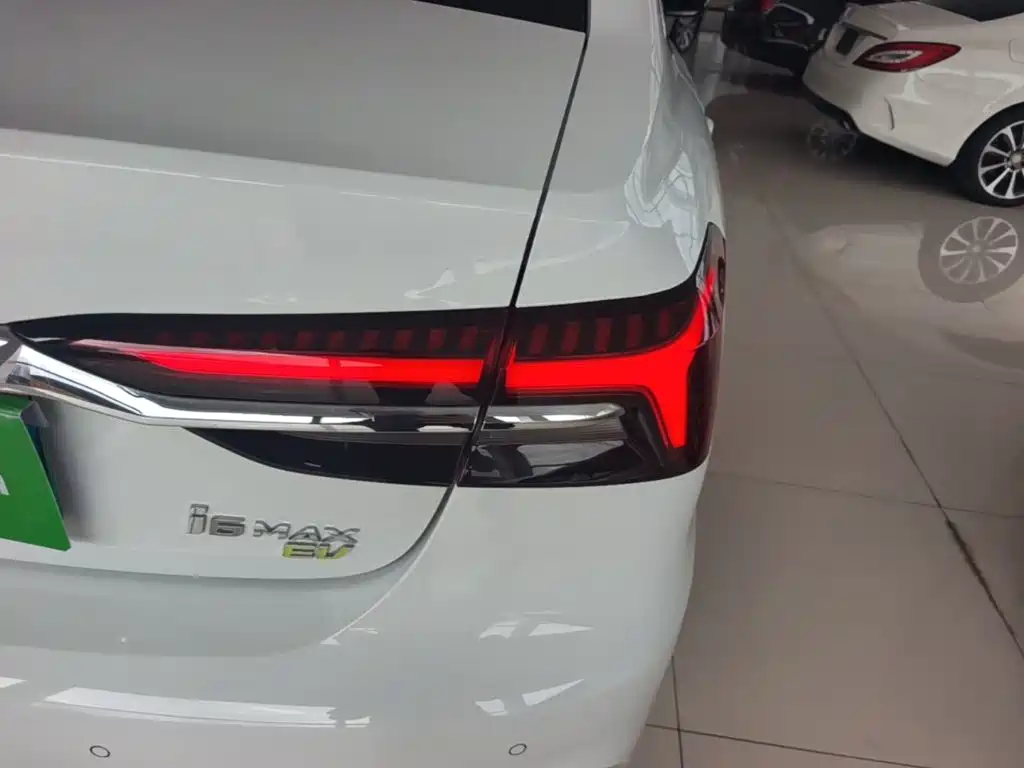 Roewe i6 MAX New Energy — миниатюра 8