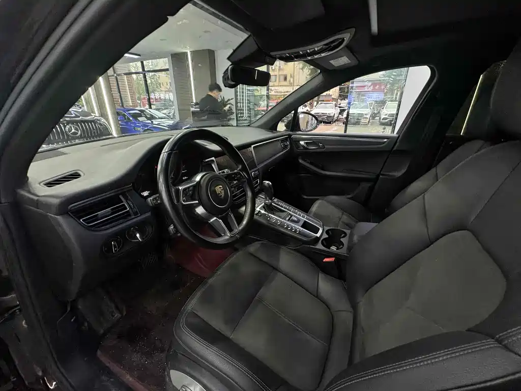 PORSCHE MACAN