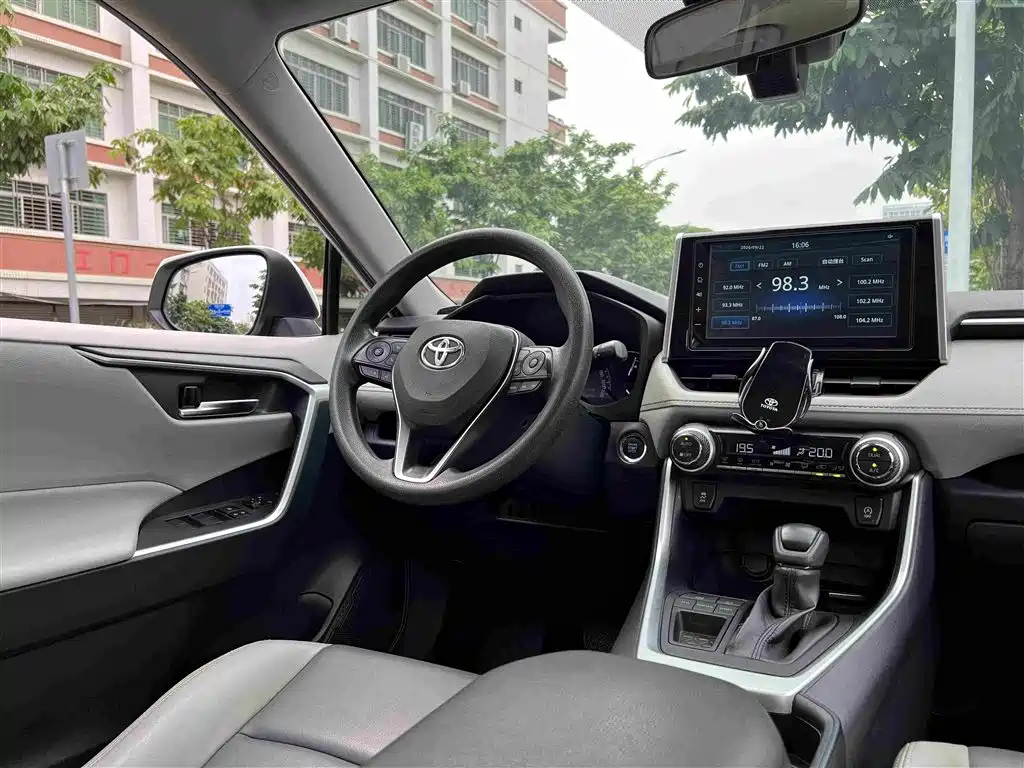 Toyota RAV4 — миниатюра 11
