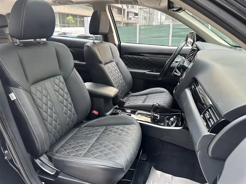 Mitsubishi Outlander 2021 2.4L 7 мест