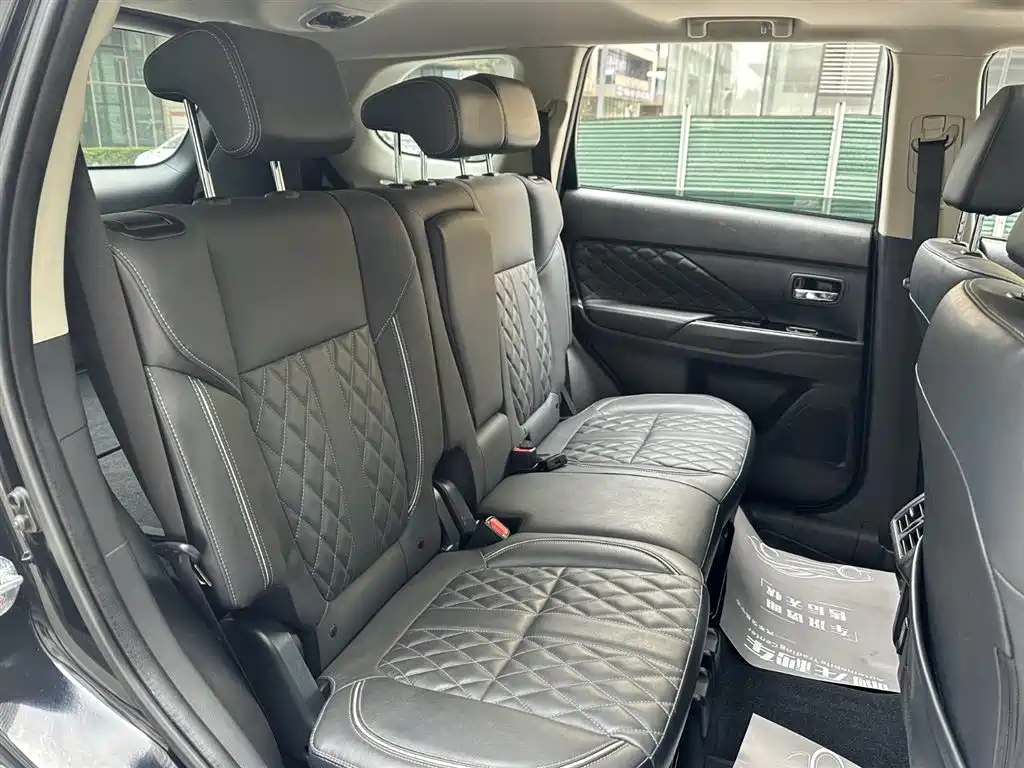 Mitsubishi Outlander 2021 2.4L 7 мест