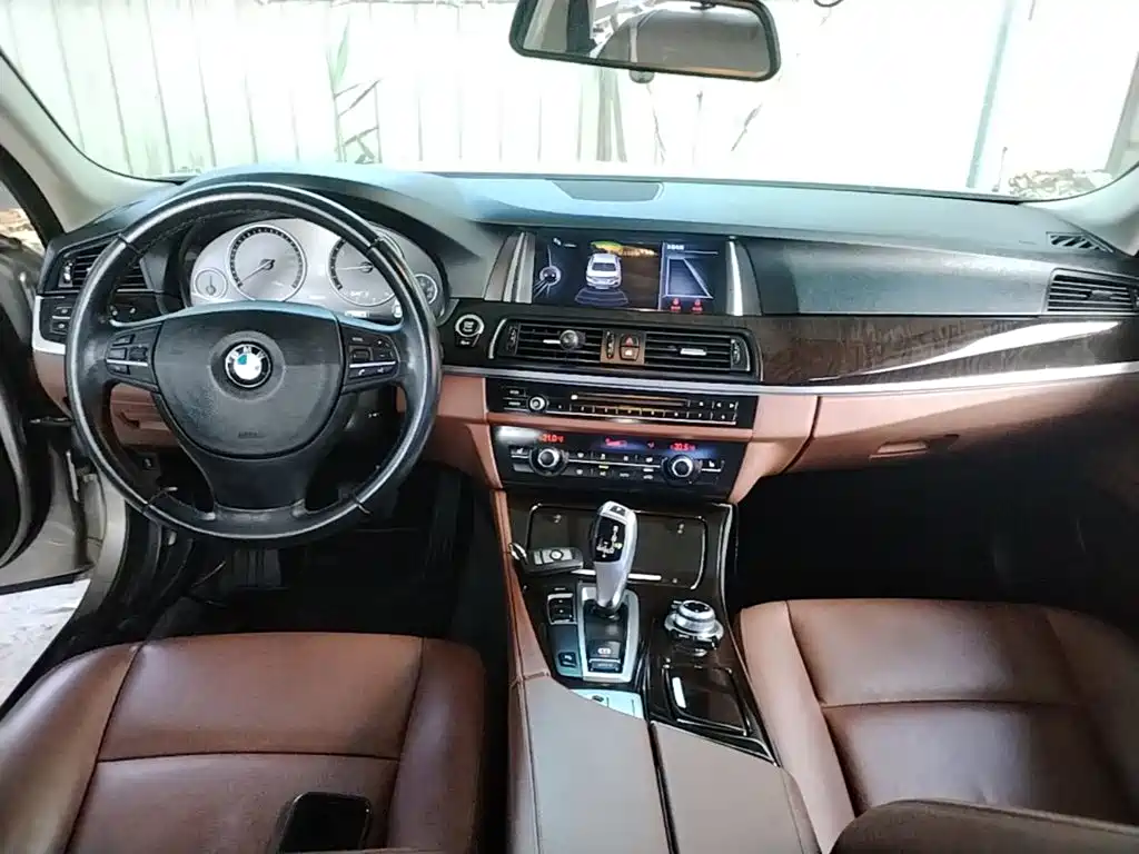 BMW 5 Series — миниатюра 10
