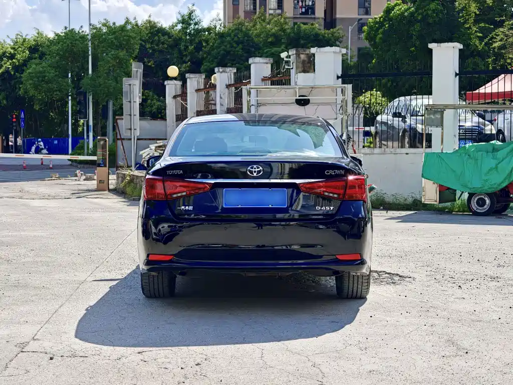 Toyota Crown — миниатюра 8