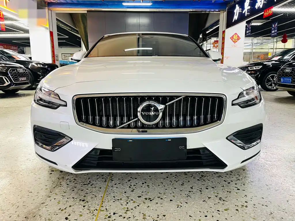 Volvo S60 2025 B4 Luxury