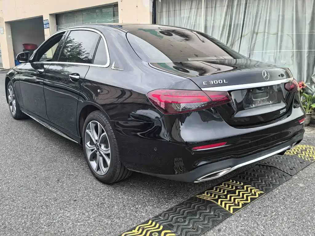 Mercedes-Benz E-Class — миниатюра 6