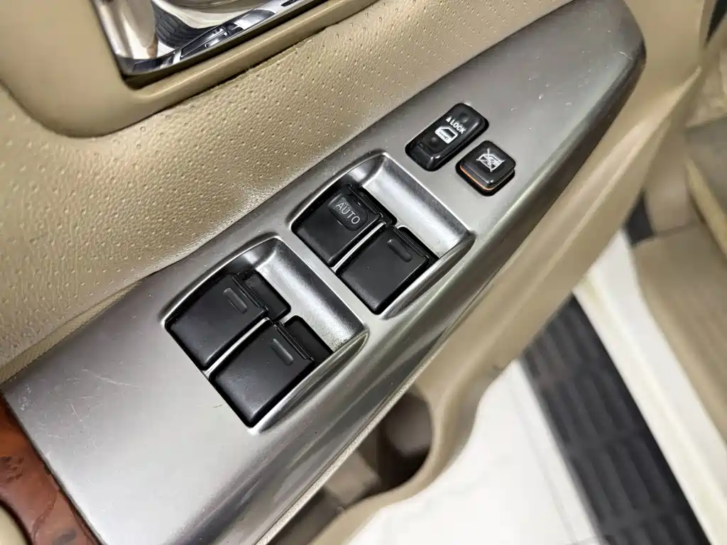 Toyota Fortuner — миниатюра 9