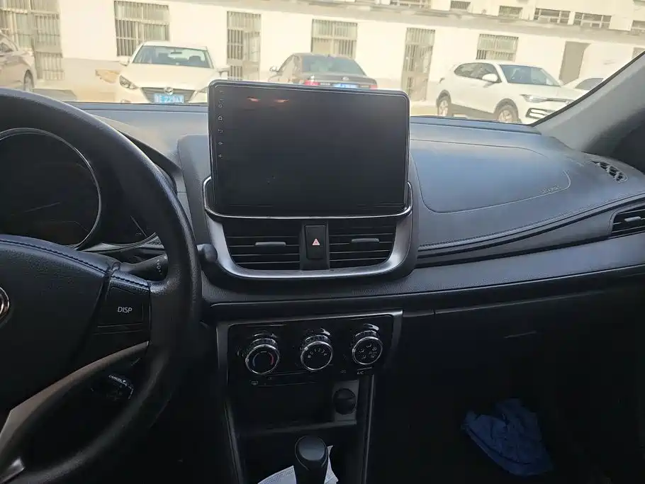 Toyota Yaris L — миниатюра 12