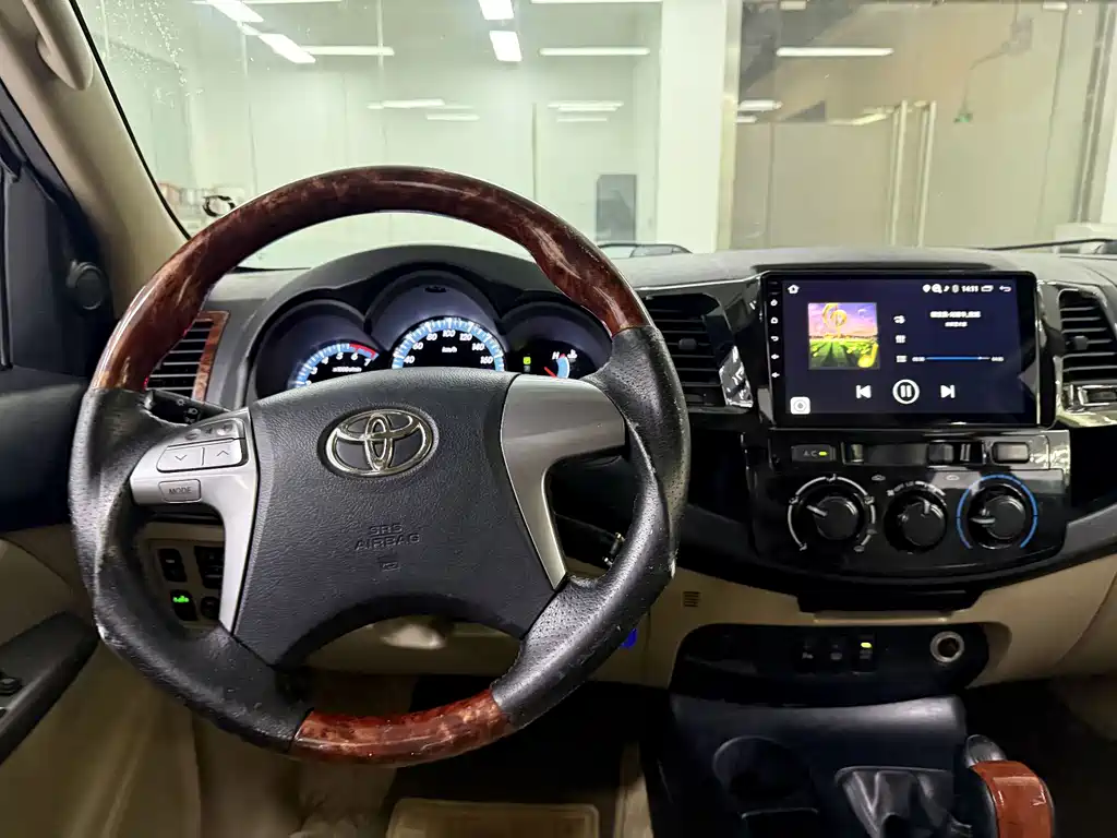 Toyota Fortuner — миниатюра 17