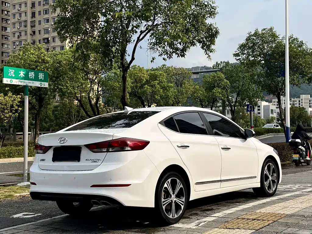 Hyundai Elantra — миниатюра 12