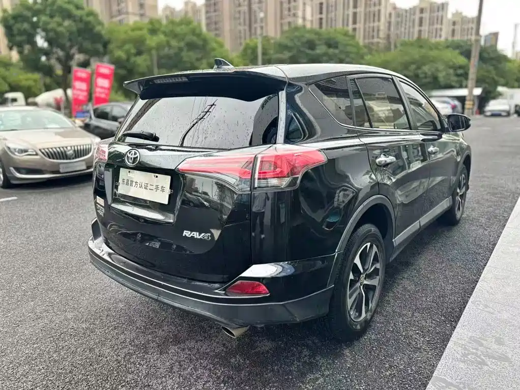 Toyota RAV4 — миниатюра 7