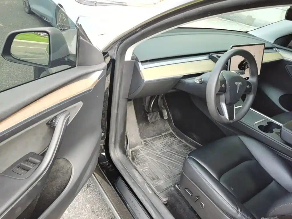 Tesla Model Y — миниатюра 16