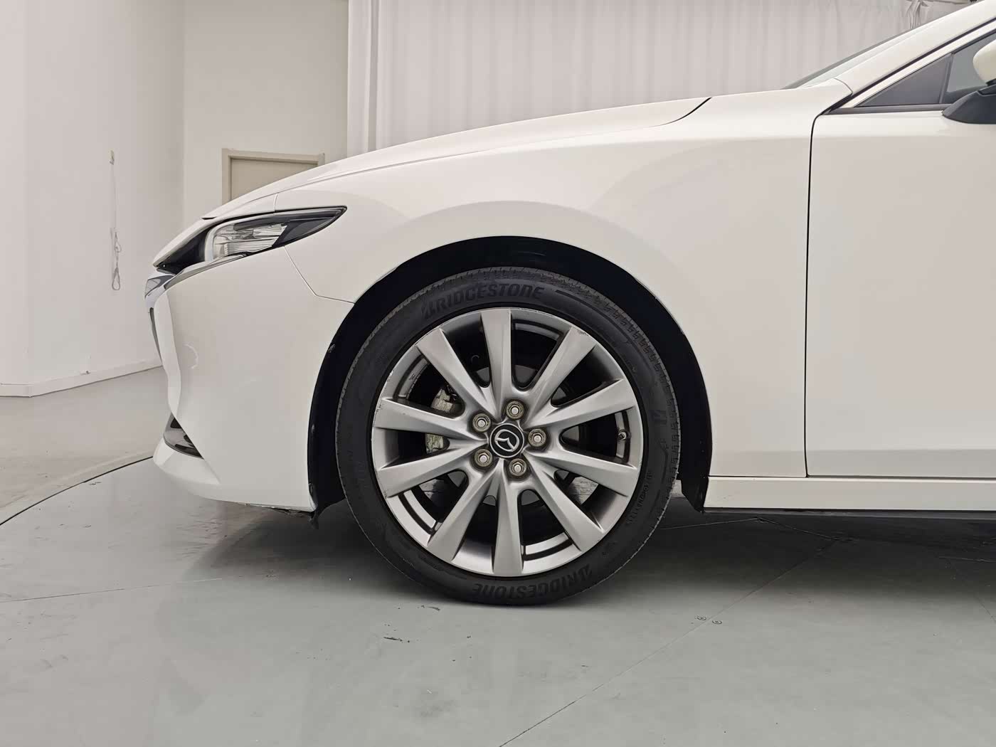 Mazda Mazda3 Axela 2.0 л 2021 г. Белый, пробег 28000 км