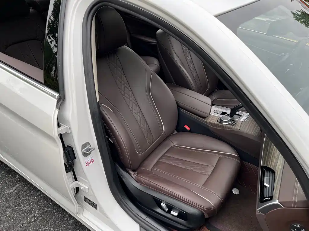 BMW 5 Series — миниатюра 19