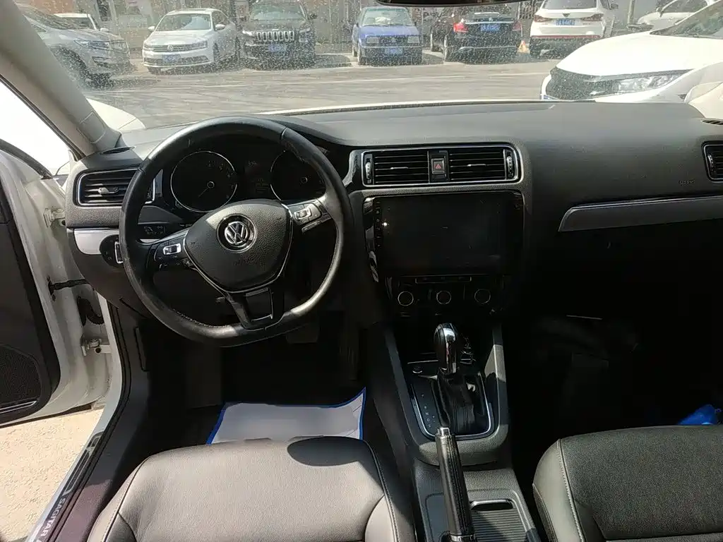 Volkswagen Sagitar 2018 1.6L AT Comfort