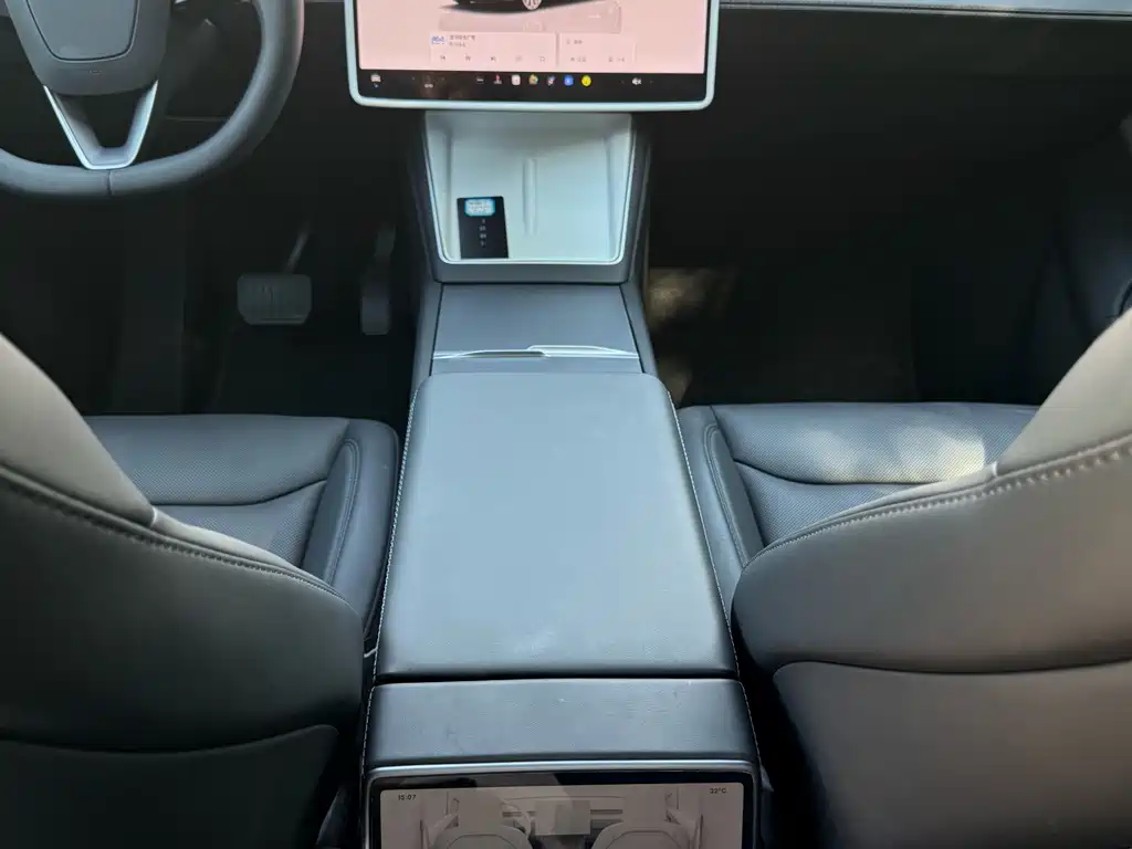 Tesla Model Y — миниатюра 10
