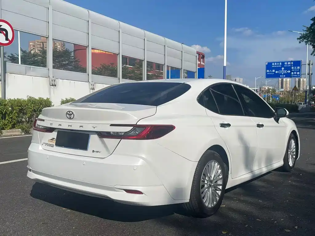Toyota Camry — миниатюра 5