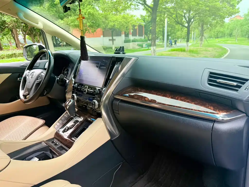Toyota Alphard — миниатюра 9
