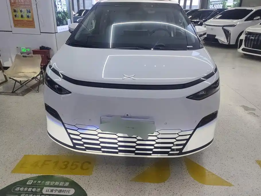 XPeng X9 — миниатюра 2