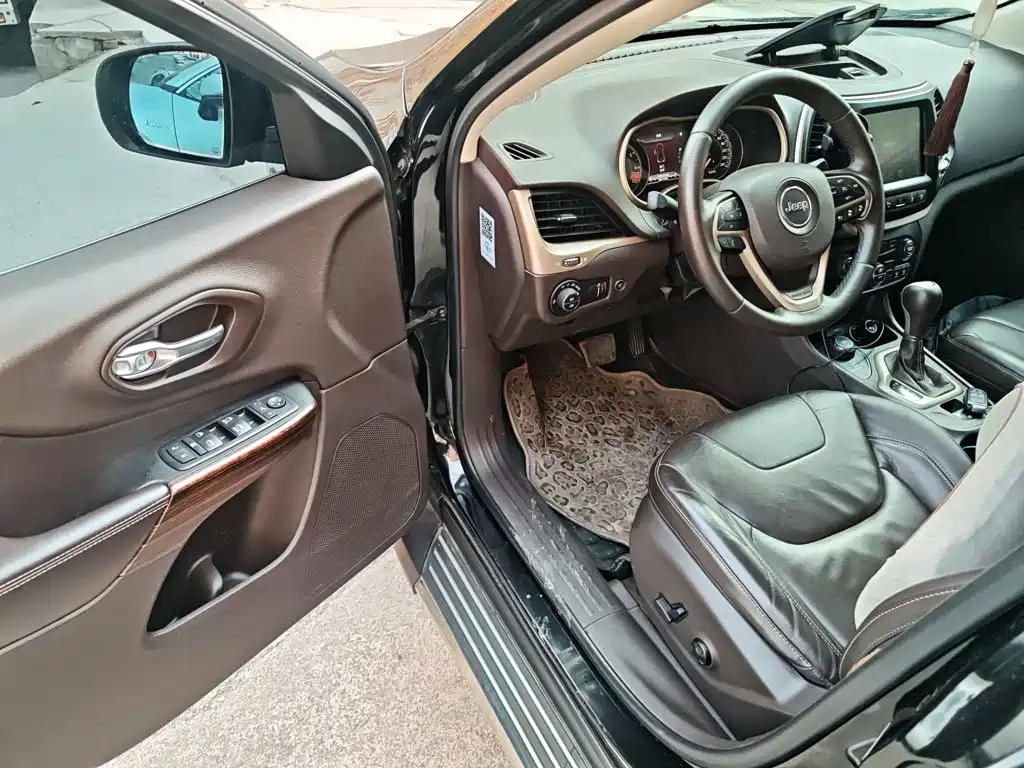 Jeep Cherokee (Import) — миниатюра 14