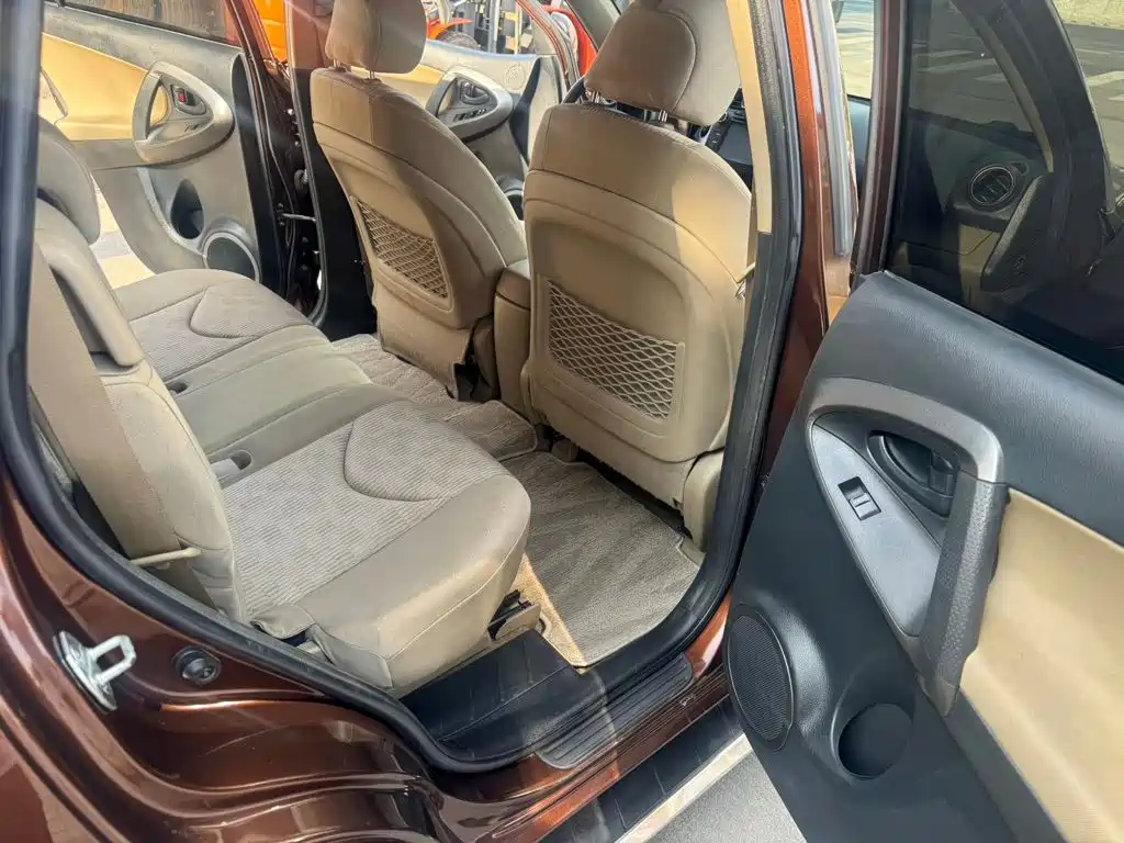 Toyota RAV4 — миниатюра 7