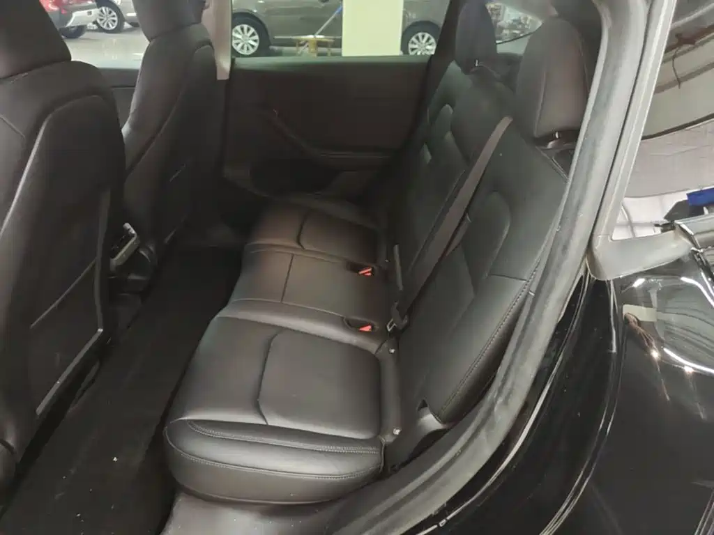 Tesla Model Y — миниатюра 17