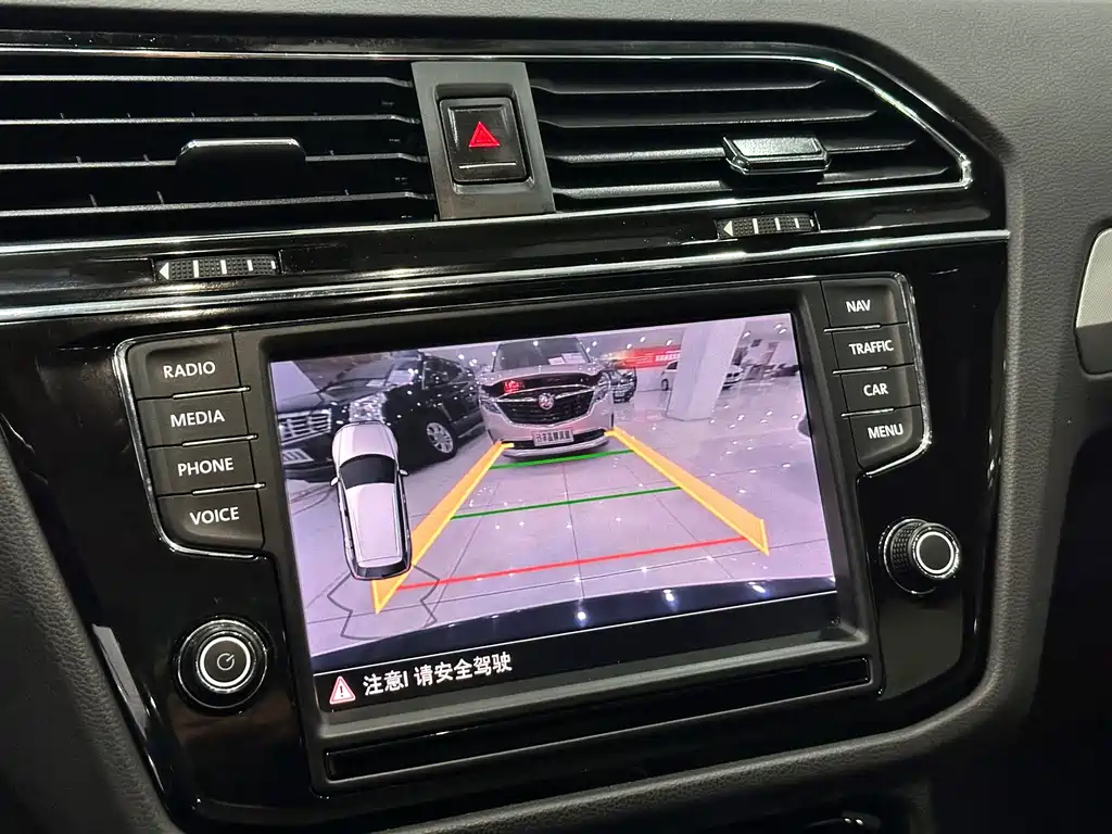 Volkswagen Tiguan L — миниатюра 21