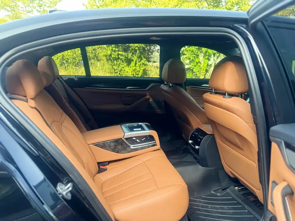 BMW 5 Series — миниатюра 8