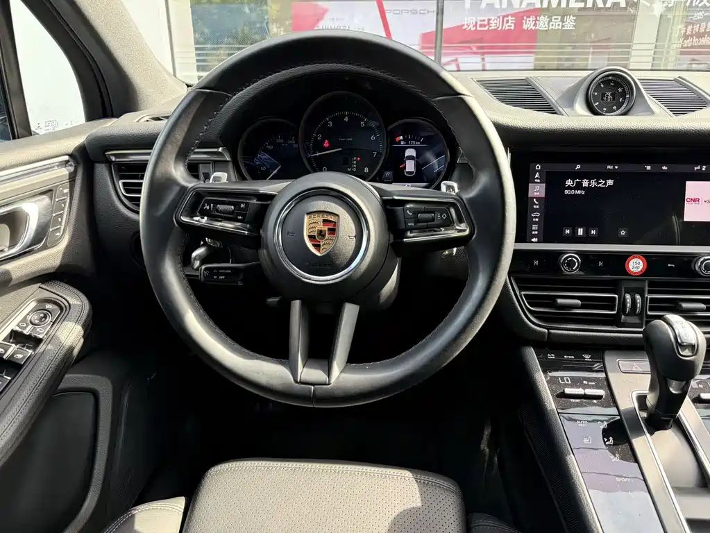 Porsche Macan — миниатюра 12