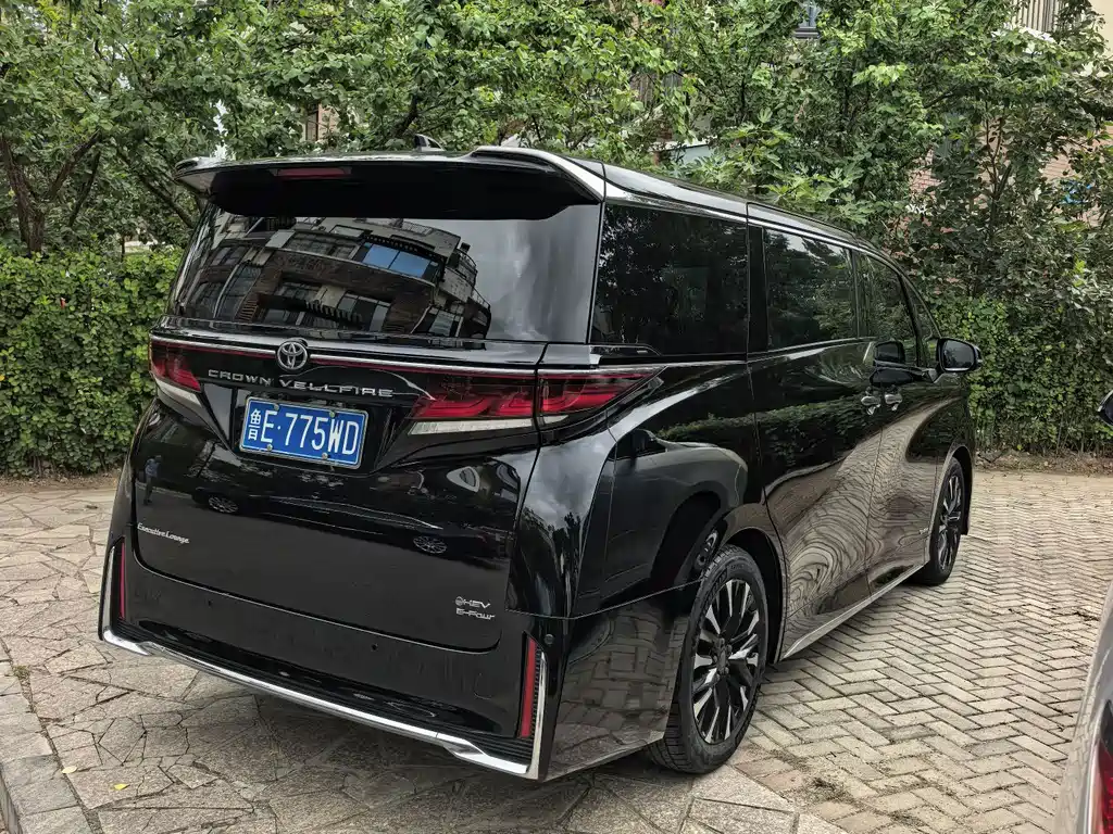 Toyota Alphard — миниатюра 7
