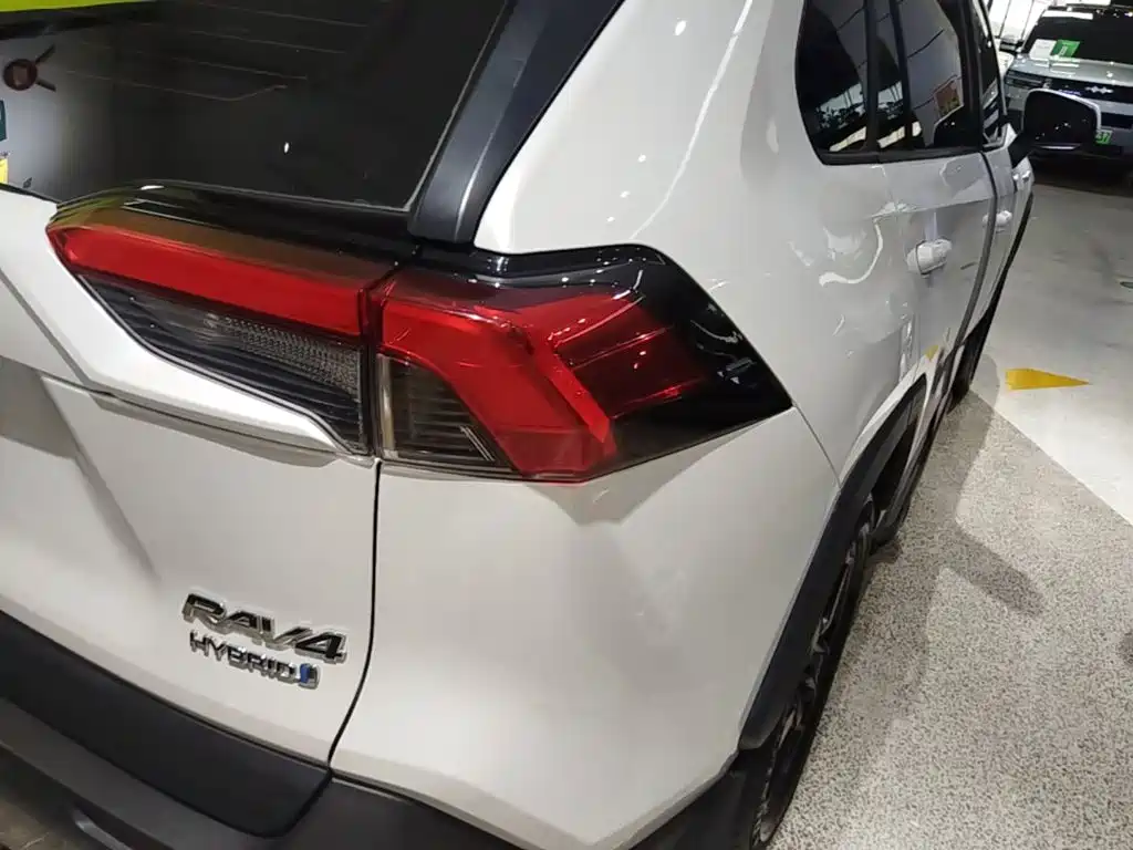 Toyota RAV4 — миниатюра 8