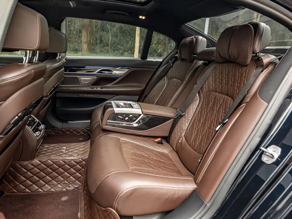 BMW 7 Series — миниатюра 7