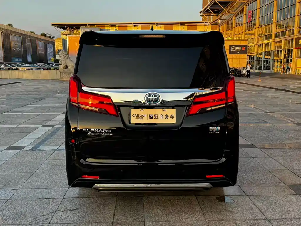 Toyota Alphard — миниатюра 8