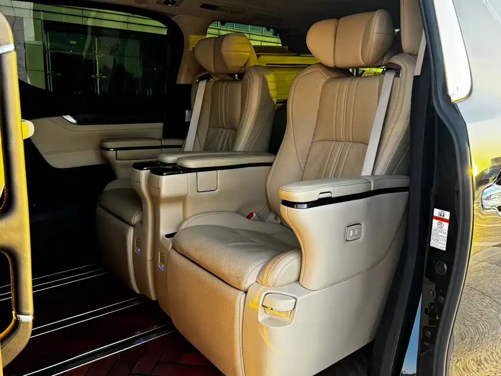 Toyota Alphard — миниатюра 12