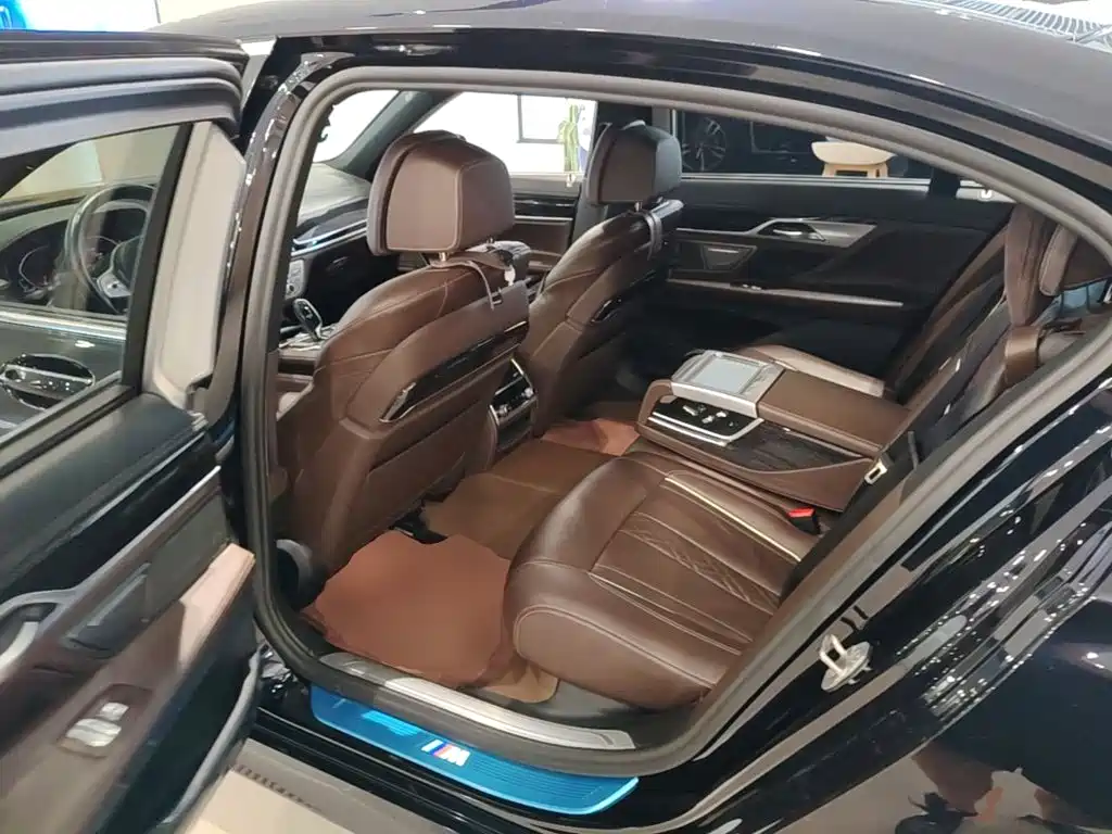 BMW 7 Series — миниатюра 22
