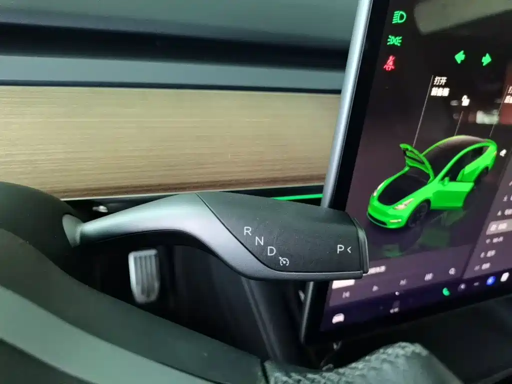 Tesla Model Y — миниатюра 14