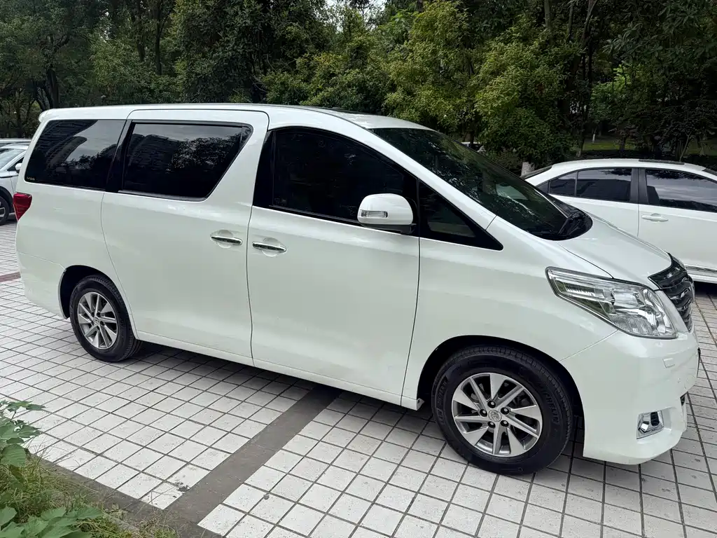 Toyota Alphard — миниатюра 12