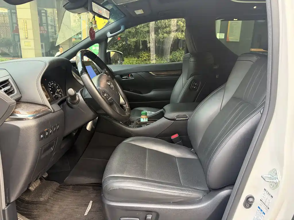 Toyota Alphard — миниатюра 4