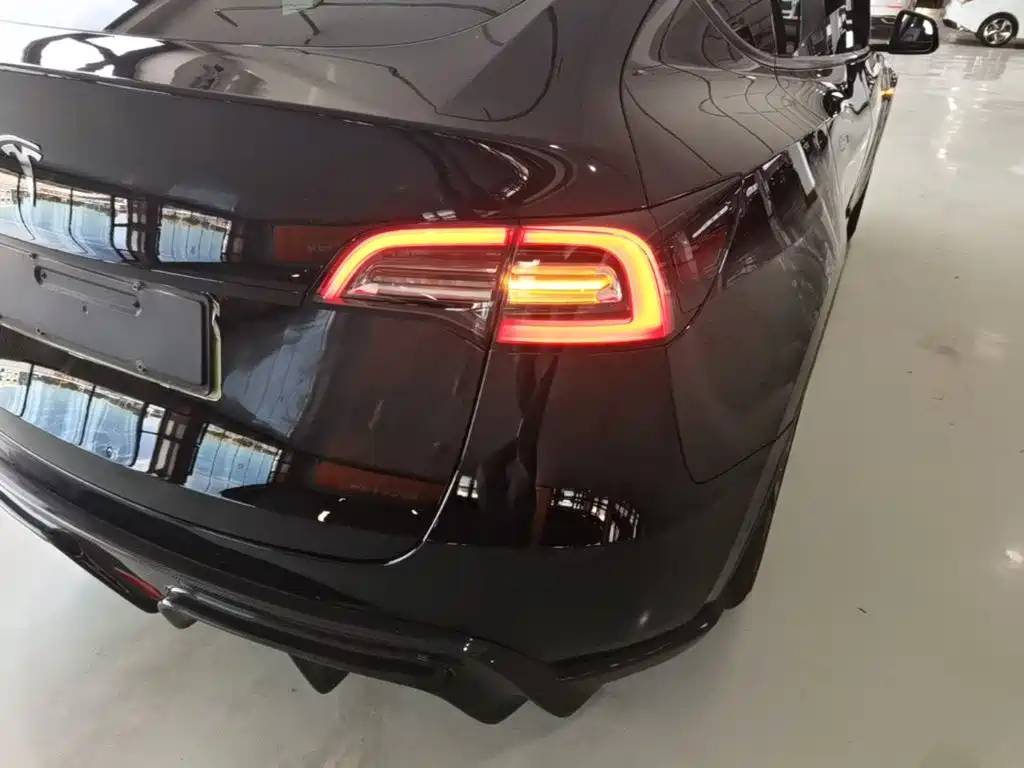 Tesla Model Y — миниатюра 8