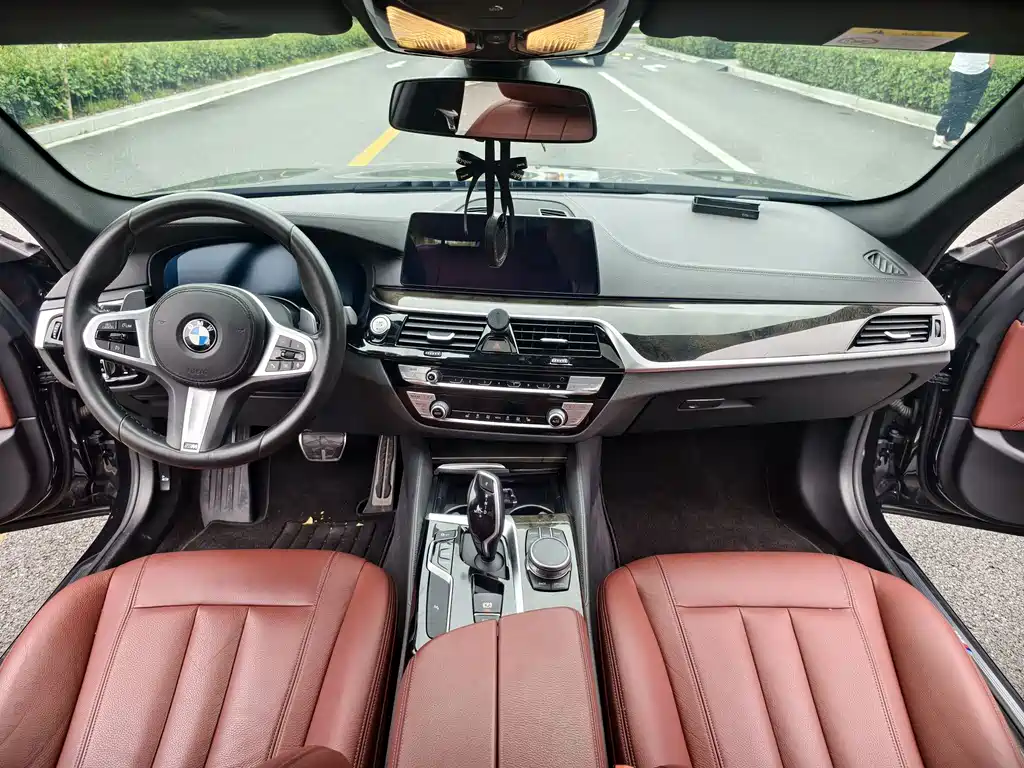 BMW 5 Series — миниатюра 12