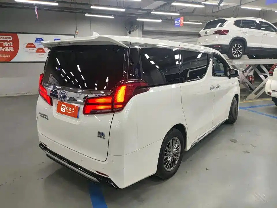 Toyota Alphard — миниатюра 6