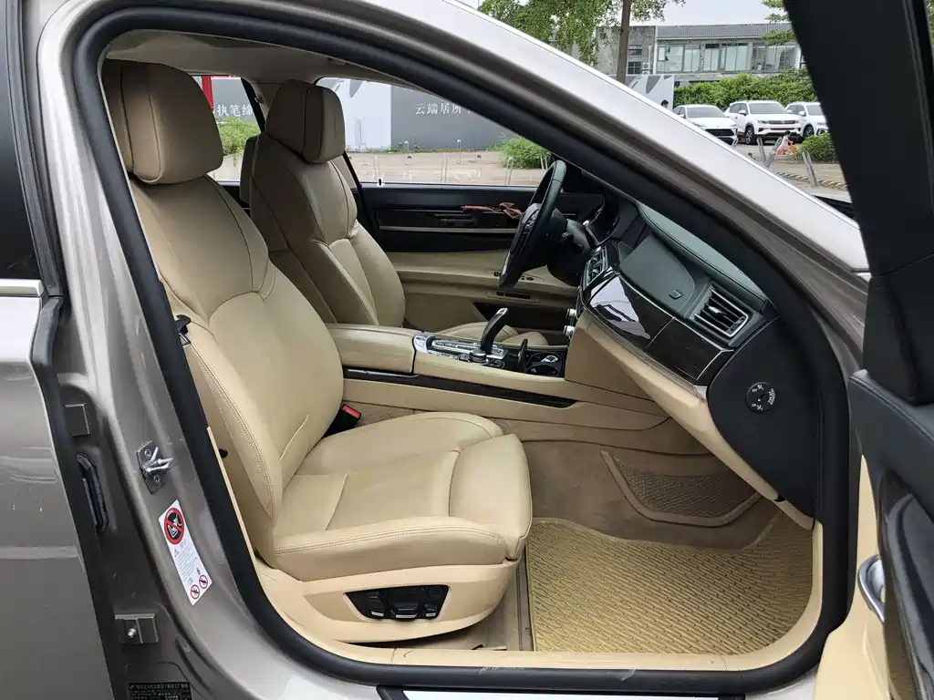 BMW 7 Series — миниатюра 8
