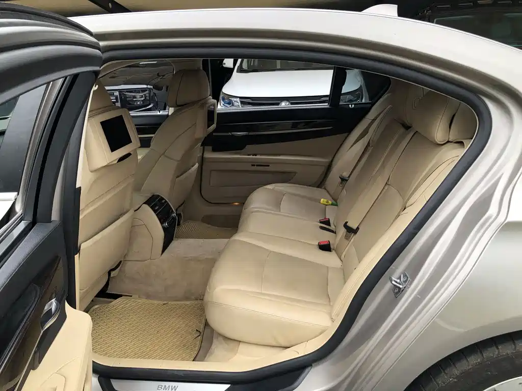 BMW 7 Series — миниатюра 7