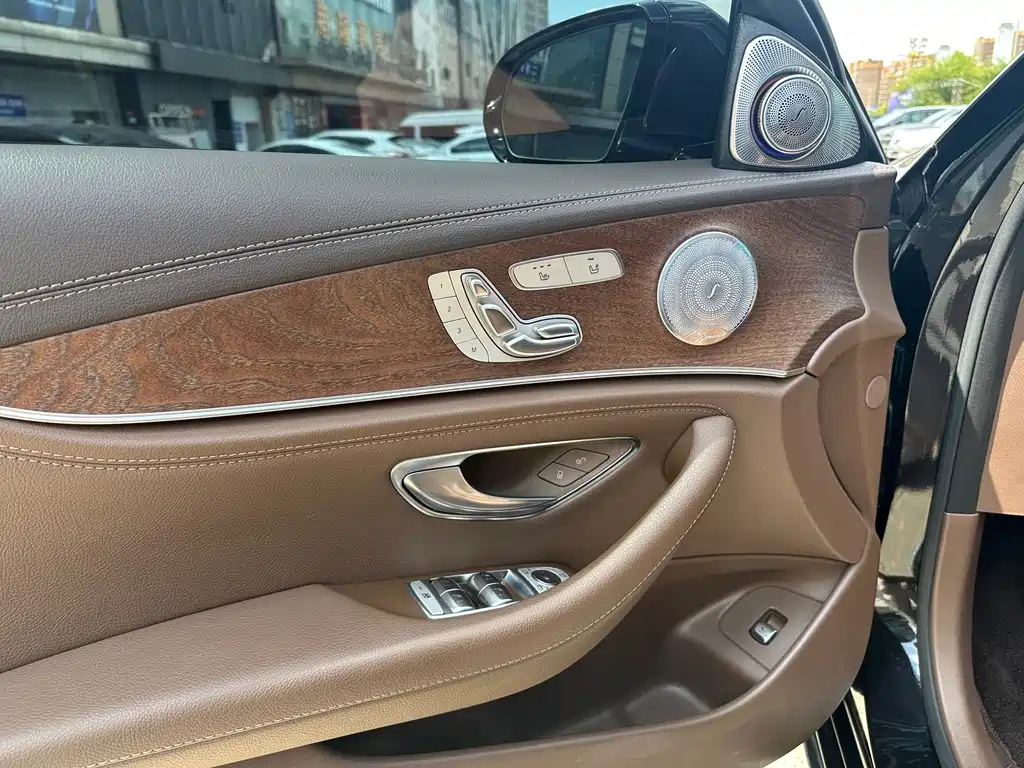 Mercedes-Benz E-Class — миниатюра 5