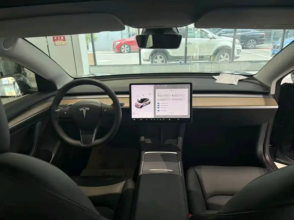 Tesla Model 3 — миниатюра 4