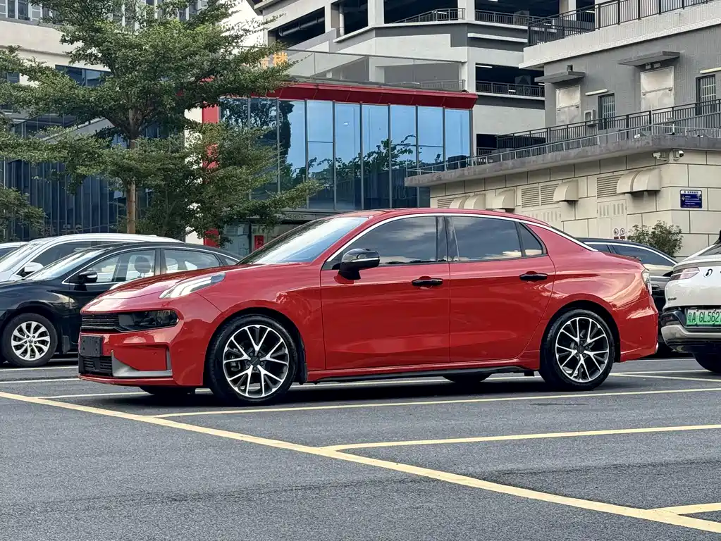 Lynk & Co 03
