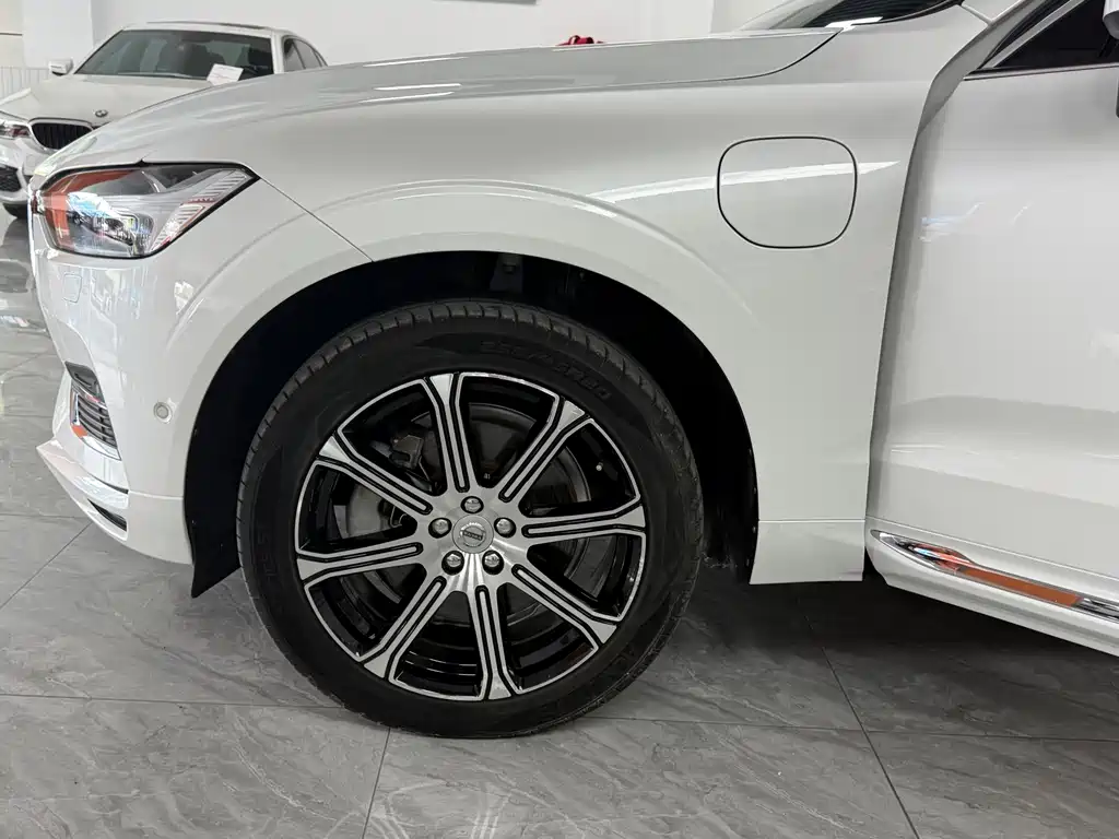 Volvo XC60 PHEV — миниатюра 4