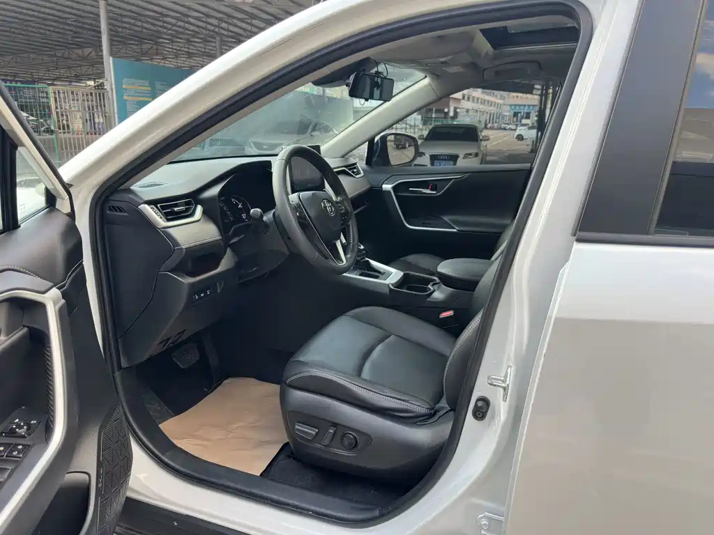 Toyota RAV4 — миниатюра 9